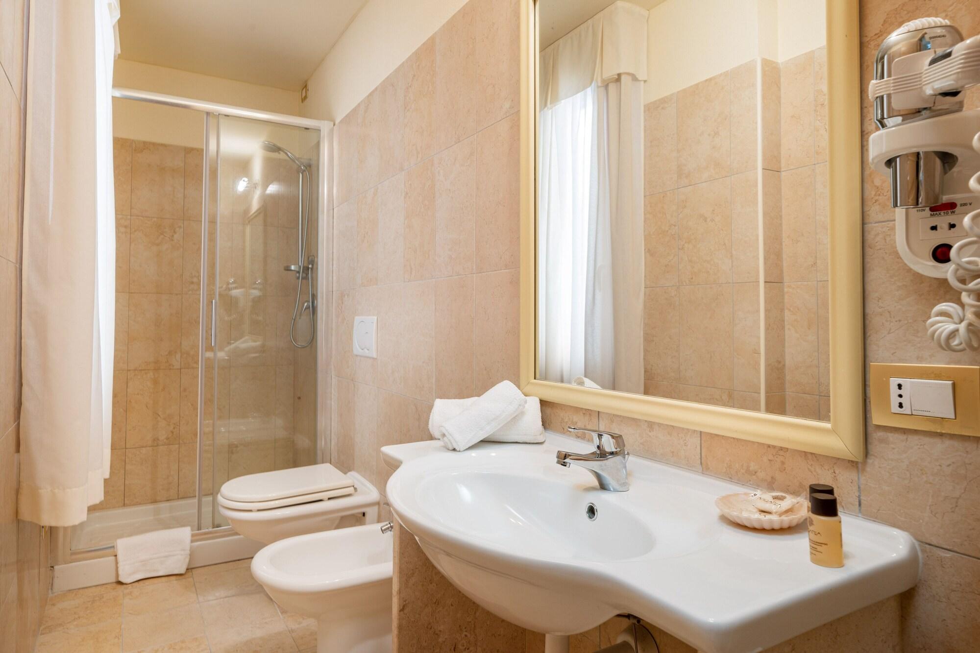 Hotel Regina Elena ออลเบีย ภายนอก รูปภาพ