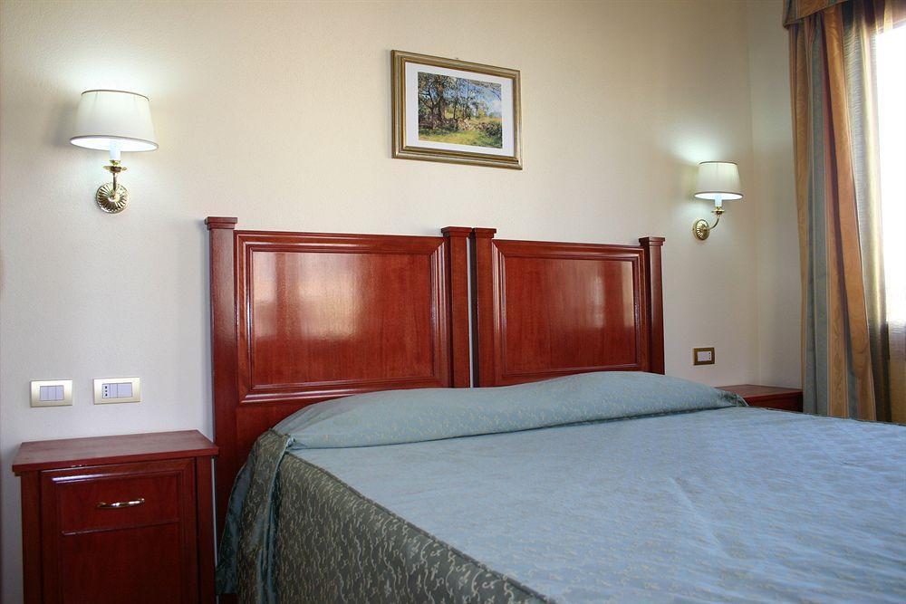 Hotel Regina Elena ออลเบีย ภายนอก รูปภาพ